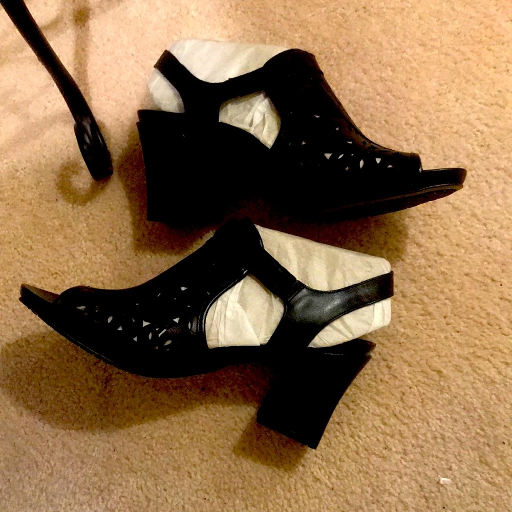 Earth is Black leather Womens heels sandles